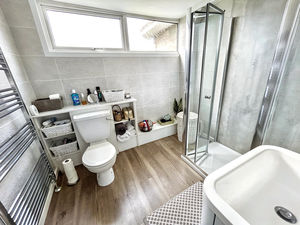 Shower room- click for photo gallery